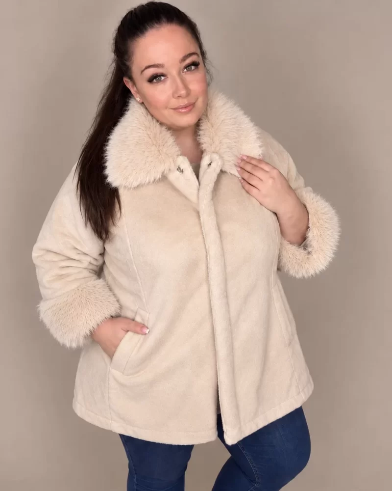 'Cozy Babe' bézs szőrme kabát