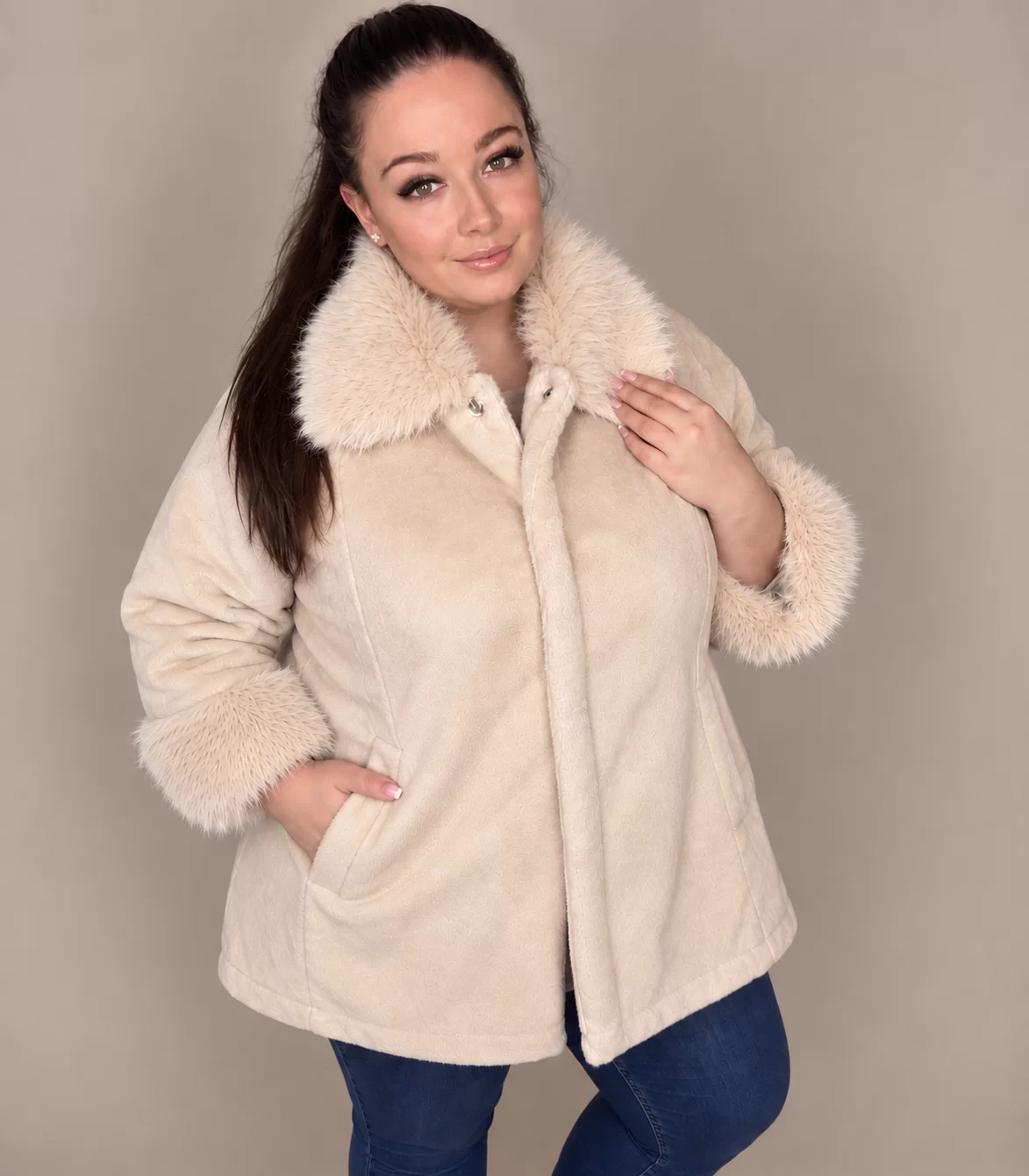 'Cozy Babe' bézs szőrme kabát