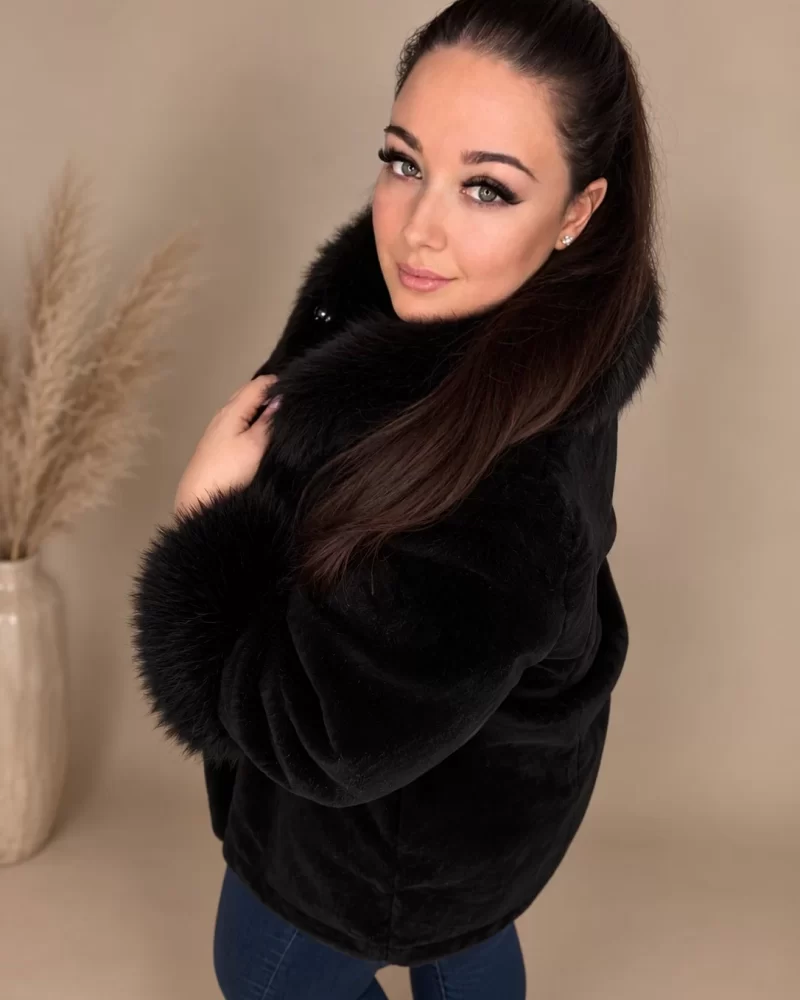'Cozy Babe' fekete szőrme kabát