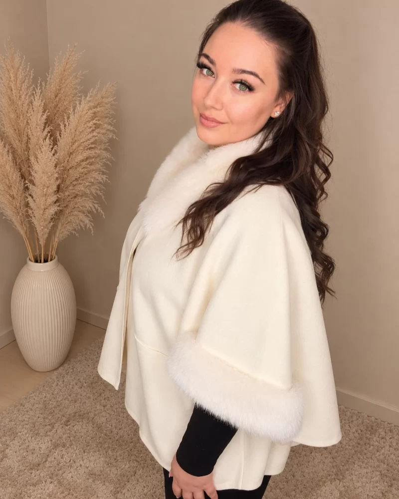 'White Velvet' szőrmés poncsó-kabát