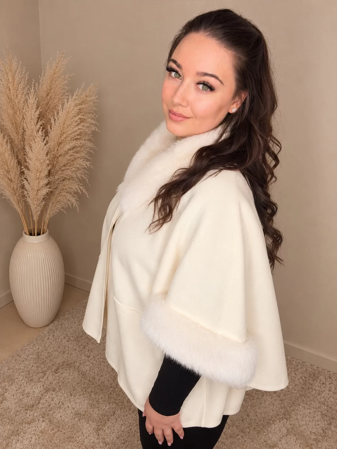 'White Velvet' szőrmés poncsó-kabát