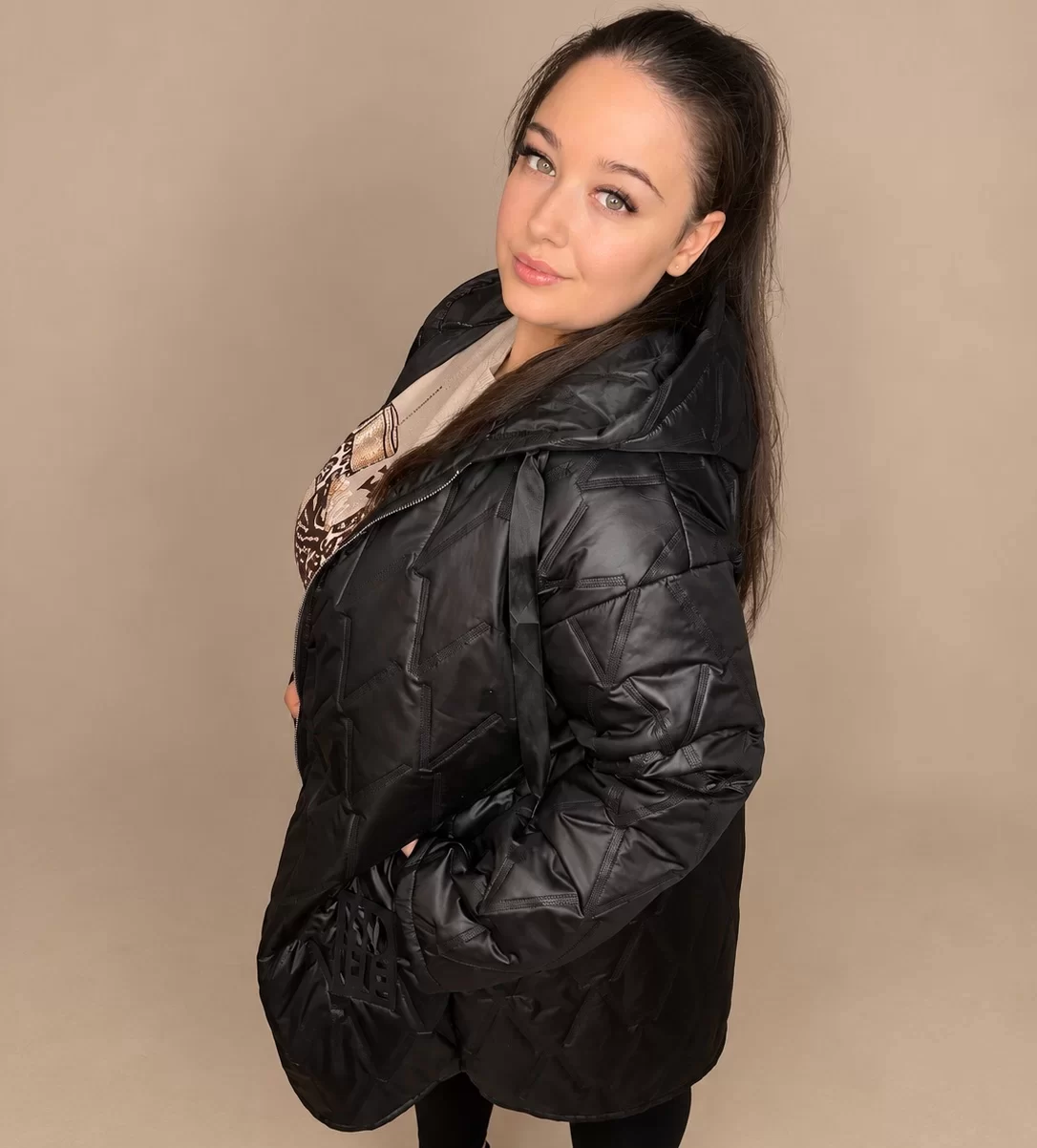 'Black Queen' hosszított, kapucnis plus size kabát – 2. nézet