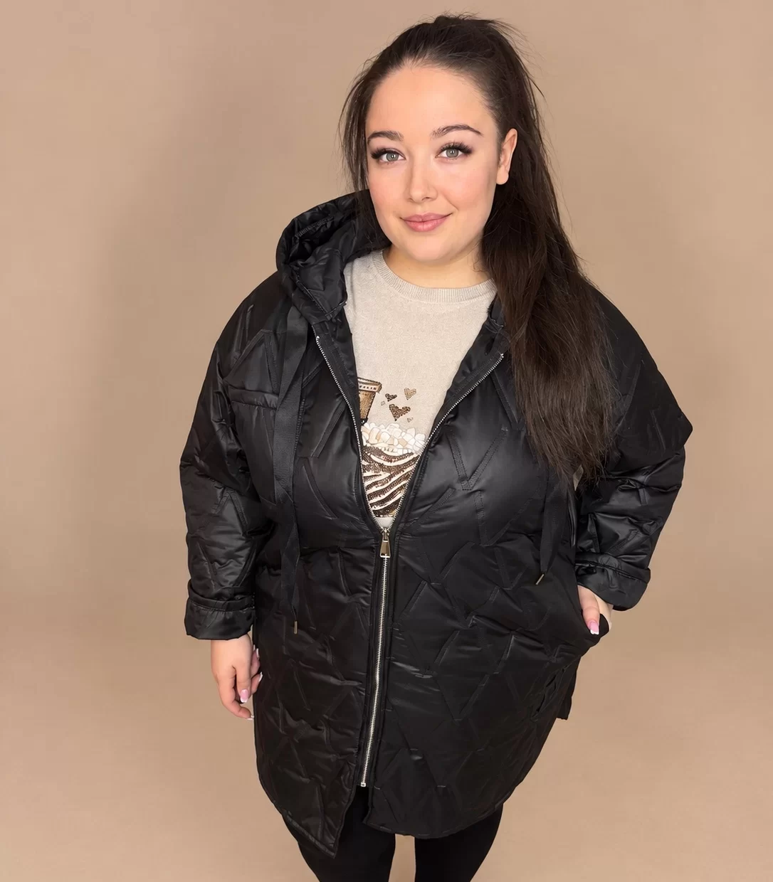 'Black Queen' hosszított, kapucnis plus size kabát – 3. nézet
