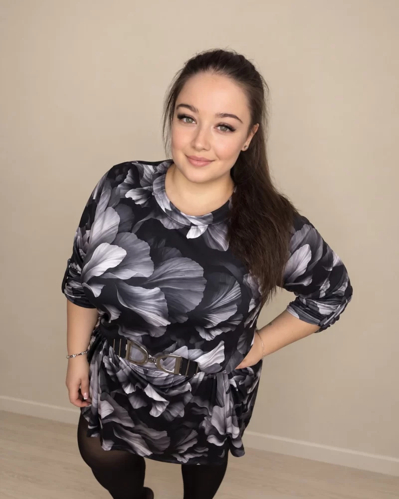 'Dark Bloom' – virágmintás plus size tunika