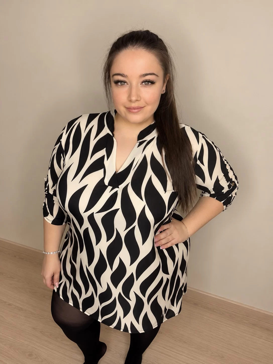 'Wave' – fekete-bézs mintás plus size tunika